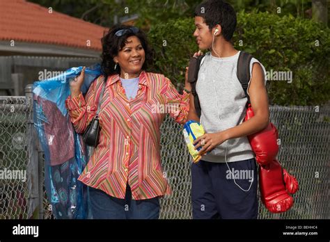 Femme Mature Et Son Fils Standing Photo Stock Alamy