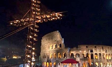 Via Crucis di Papa Francesco al Colosseo venerdì santo 7 aprile 2023