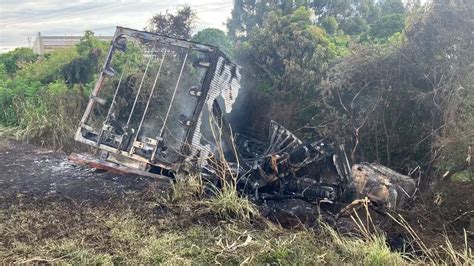 Carreta Pega Fogo Ap S Batida Caminh O V Tima Fica Em Estado Grave