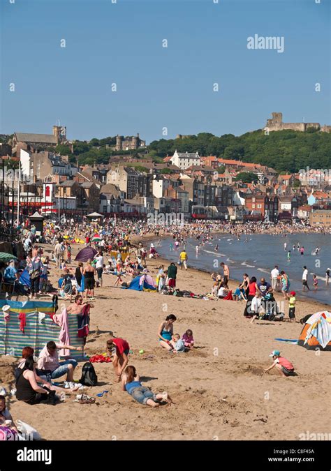 Scarborough beach uk hi-res stock photography and images - Alamy