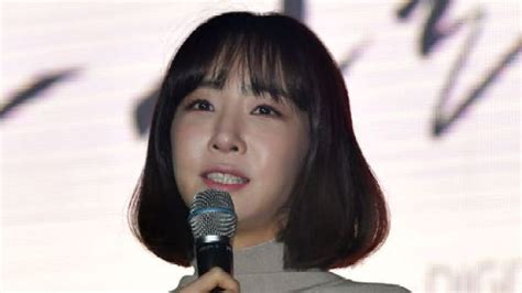 E포토 김이나 작사가 저도 트로트 데뷔 무대네요