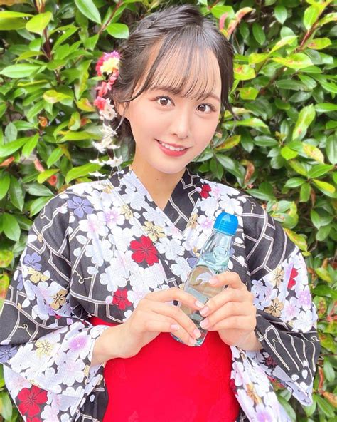 福田朱里さんのインスタグラム写真 福田朱里instagram 「ラムネ一緒に飲みますか、、、？🫧🎐 浴衣 和装 縁日 和装ヘア