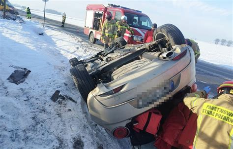 Wypadek Pod Wroc Awiem Samoch D Dachowa W Przydro Nym Rowie Kierowca