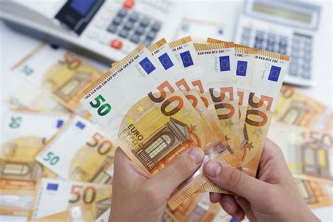 Curs Valutar BNM Pentru 9 August Cat Costa Astazi Un Euro Si Un Dolar