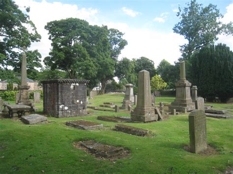 The Churchyard At Kilbirnie © Jonathan Thacker Cc By Sa20 Geograph