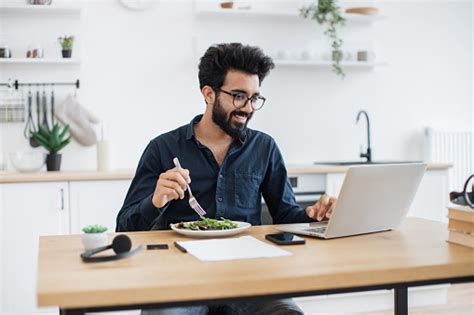 Karyawan Makan Salad Saat Istirahat Makan Siang Di Kantor Rumah Foto