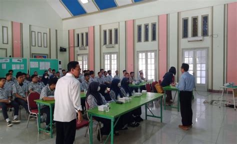 Pelatihan Kesiapan Kerja Bagi Siswa Smkn Surabaya Oleh Tim Pkm Unesa