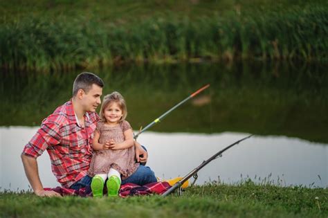 Pap E Hijo Pescando En El Lago Foto Premium