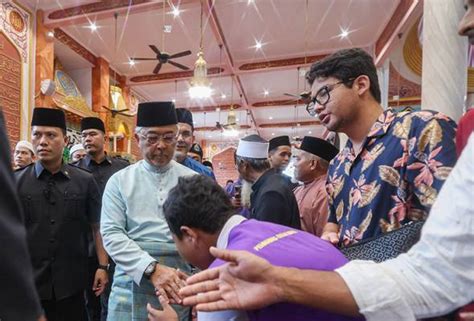 Agong Berkenan Solat Jumaat Di Masjid Al Falah USJ 9 Astro Awani