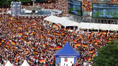 Fu Ball Em Und Jazz Open In Stuttgart Streit Um Schlossplatz Geht