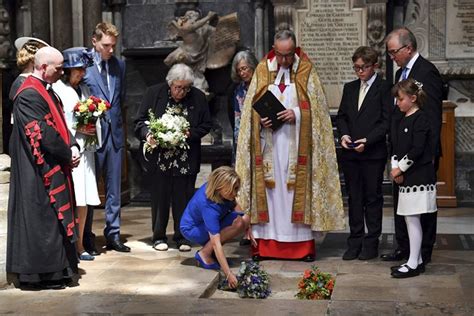 Stephen Hawkings Ashes Buried In Westminster Abbey Pattaya Mail