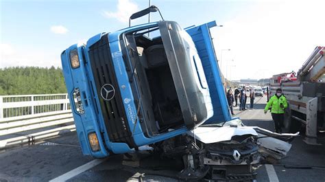 Kuzey Marmara Otoyolu nda kamyon otomobilin üstüne devrildi