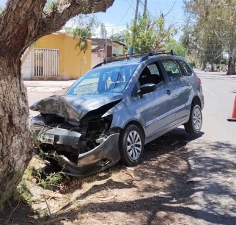 Impactante choque una mujer perdió el control de su auto se incrustó