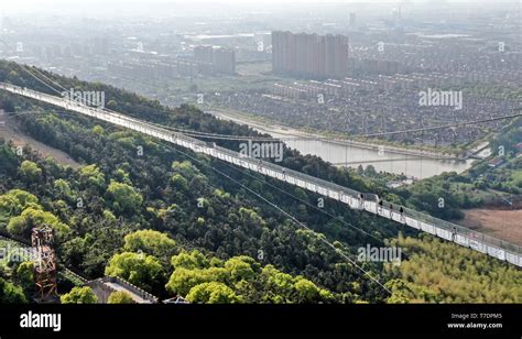 Jiangyin, Jiangyin, China. 6th May, 2019. Jiangyin, CHINA-Tourists flock to the worlds longest ...