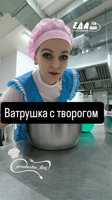 Грудка в сметанном соусе. Обжариваем на подсолнечном масле 2 луковицы ...