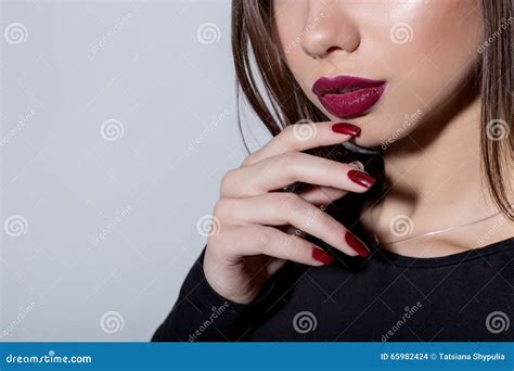 O Retrato Elegante De Uma Mulher Sexy Nova Bonita Com Batom Vermelho Da Forma Brilhante E A