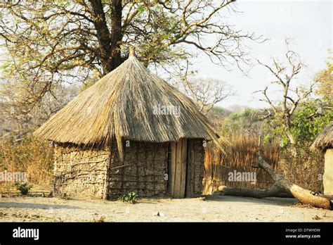 African Hut Hi Res Stock Photography And Images Alamy
