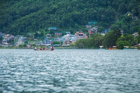 Lago Phewa Fewa Y Nepal De La Ciudad De Pokhara Foto De Archivo