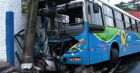 G1 Ônibus bate em poste na Curva do Saldanha em Vitória notícias em