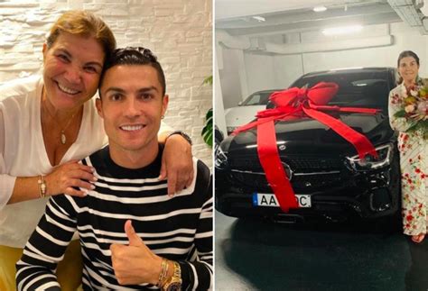 Cristiano Ronaldo Regala Unauto Di Lusso Alla Madre E Un Mazzo Di