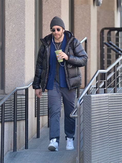 Jake Gyllenhaal In A Gray Knit Hat Was Spotted In New York City Celeb Donut