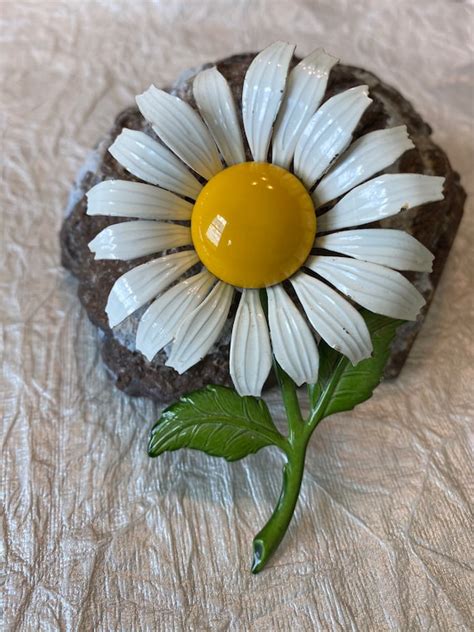 Daisy Brooch Enamel Painted Vintage Gem