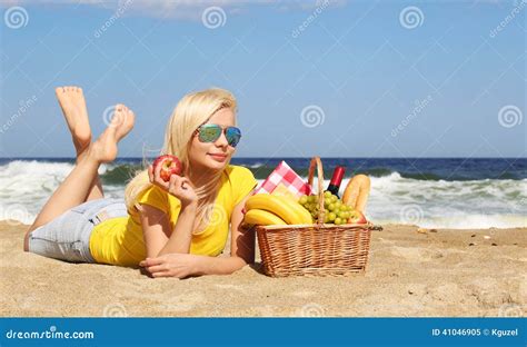 Picknick Op Het Strand Blonde Jonge Vrouw Met Mand Voedsel Stock Afbeelding Image Of Leggen
