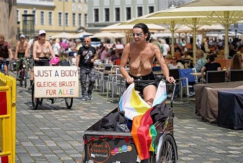 Demonstration F R Br Ste Frauen Radeln Oben Ohne Durch Dresdner Innenstadt