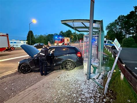 20 Jähriger kracht betrunken in Neunkirchen in einer Bushaltestelle