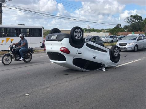 Carro capota após colisão na BR 101 entre Parnamirim e Natal Rio