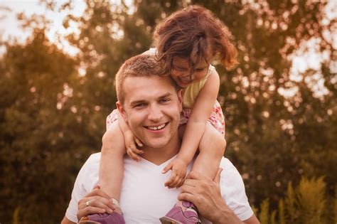 Peque A Hija Se Sienta Sobre Los Hombros Del Padre Foto Premium