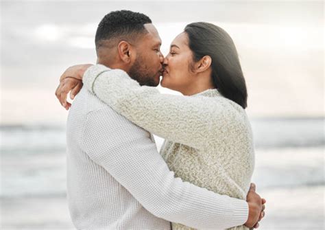 12 700 Interracial Couple Kissing Fotografías De Stock Fotos E