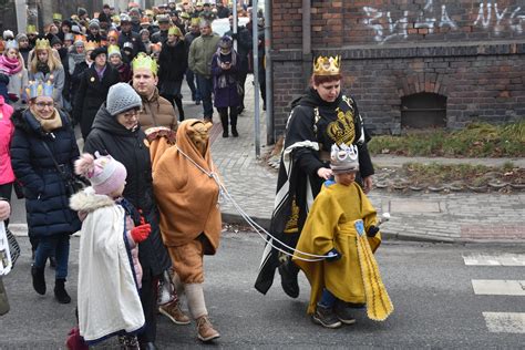 Orszak Trzech Króli w Rybniku Chwałowicach idzie do stajenki na