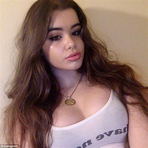Joven de talla grande recibe ola de críticas tras posar en bikini en campaña sin Photoshop ElAntro