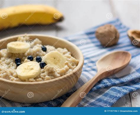 Havermeel Met Banaan En Bosbessen Banaan Noten En Houten S Stock Foto