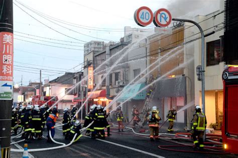 佐賀市中心部で発生した住宅火災の消火活動に当たる消防隊員＝11日午後6時25分、佐賀市松原3丁目（撮影・米村勇飛） 佐賀市松原3丁目で