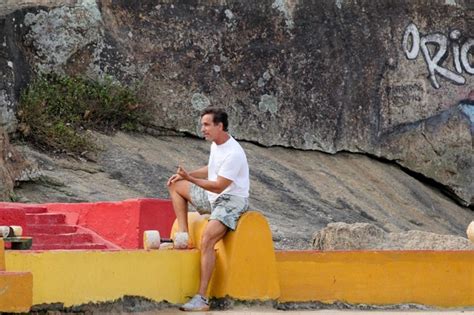 Aos Victor Fasano Impressiona Em Ensaio De Sunga Branca Na Praia