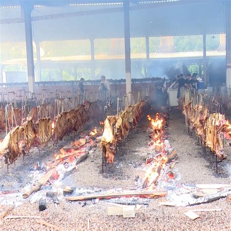 Tradicional Festa Do Trabalhador Ter Mil Costel Es Assados Ao Mesmo