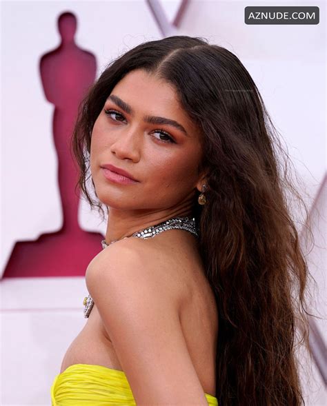 Zendaya Sexy Arrives At 93rd Academy Awards Wearing A Mask And Long