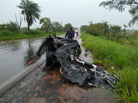 Condutor morre após carro aquaplanar na pista e atingir carreta na MS