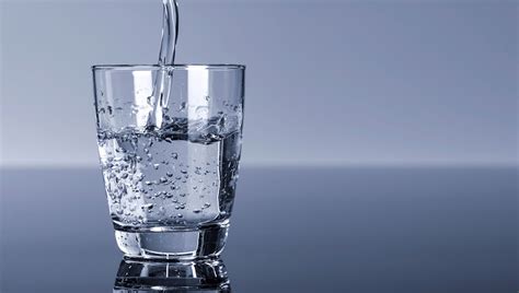 La relación entre tomar agua y perder peso - Moi