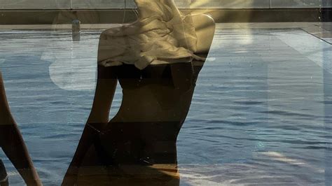 Rose BLACKPINK Unjuk Body Goals Tampil Dengan Bikini Di Kolam Renang Entertainment Fimela