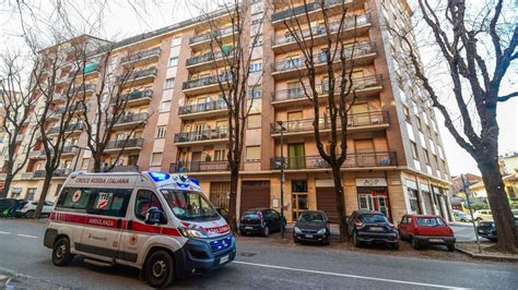 Muore Cadendo Dal Balcone Per Entrare In Casa A Torino Aveva