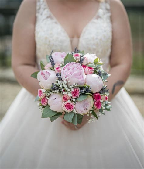 Magnifiques Bouquets De Mari E Avec Des Pivoines