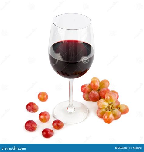 Vinho Num Copo De Vinho E Uvas Isoladas Em Branco Imagem De Stock