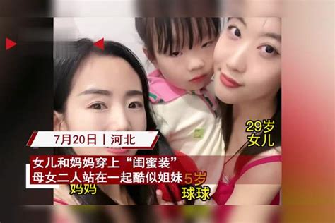 50岁妈妈和女儿穿上“闺蜜装”，二人站在一起酷似姐妹，网友羡慕