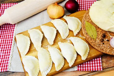 Bolas De Masa Hervida Hechas En Casa Crudas Ruso Pelmeni Foto De