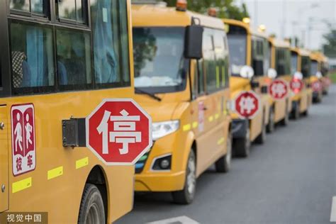 沪一“黑校车”载了十多名小学生 家长心太大！出了事怎么办！ 腾讯新闻