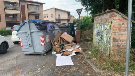 All Ingresso Della Scuola In Via Pisacane La Dimostrazione Di Incivilt