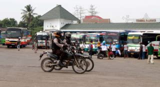 Arus Mudik Lebaran Di Terminal Rajabasa Datatempo